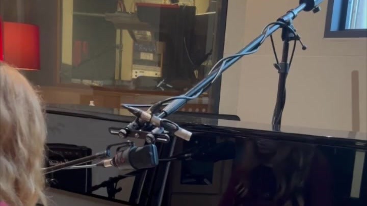 Vue rapprochée le long du clavier d’un piano à queue, mains en jeu, pour Calyptra Ritual.