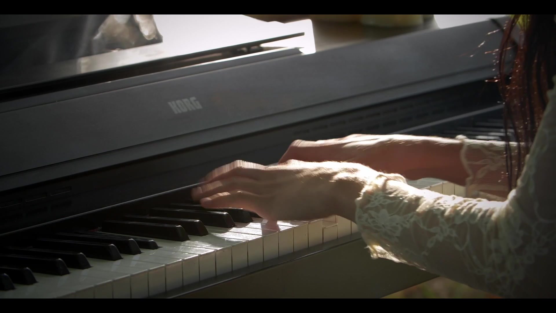 Gros plan sur des mains jouant du clavier pendant l’extrait jazz du Midnight Spell Duo.
